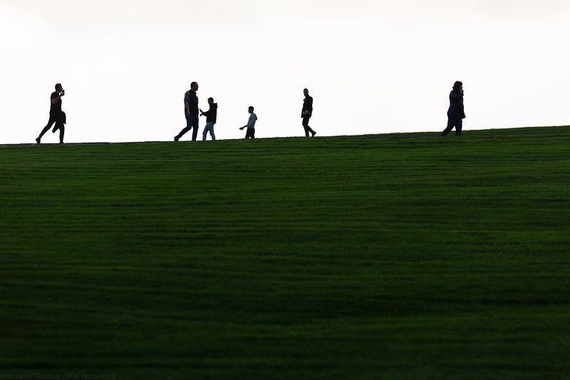 street, street photo, street photography, people, minimalism, grass, silhouette, люди, силуэт, стрит, минимализм, стрит фото,  ***photo preview