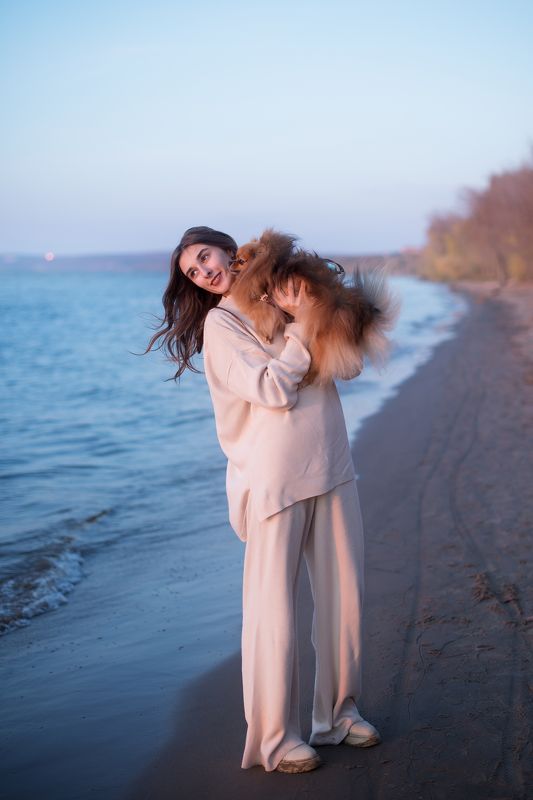 девушка, закат, река, осень, портрет, эмоции, собака, друзья Полина и Буся фото превью