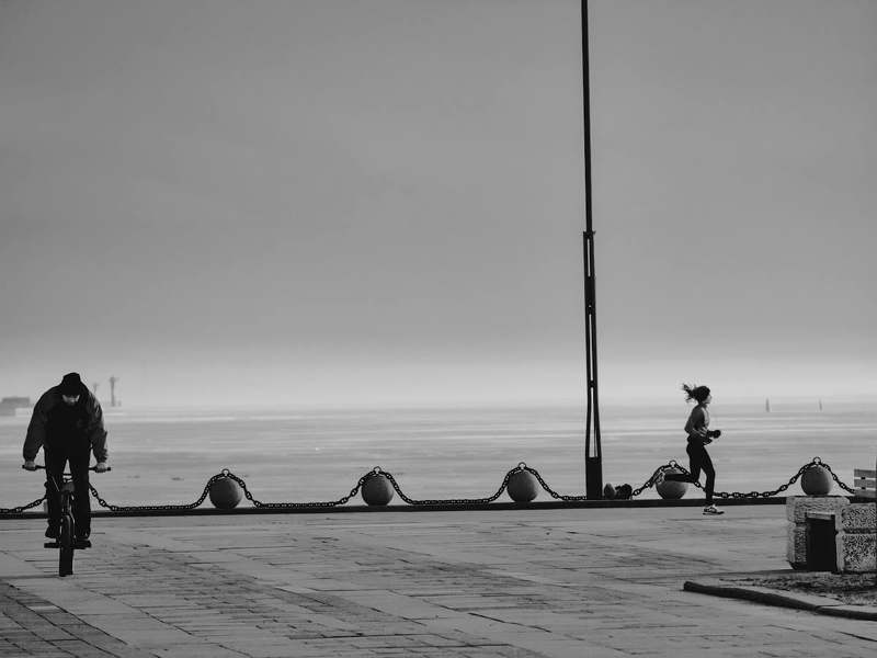 В разные стороныphoto preview