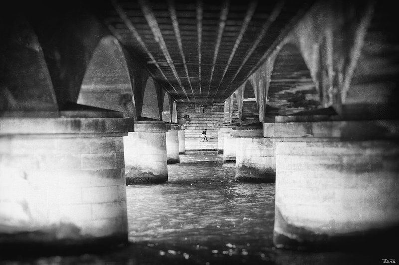 Paris, Мост, Стрит под сводами мостаphoto preview