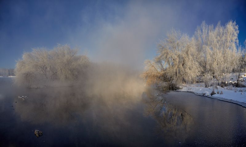 река иней туман вода небо деревья кусты берёзы лёд Морозные призраки тихой рекиphoto preview