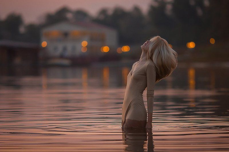 вечер, девушка, закат, река, у воды Воспоминание о летеphoto preview