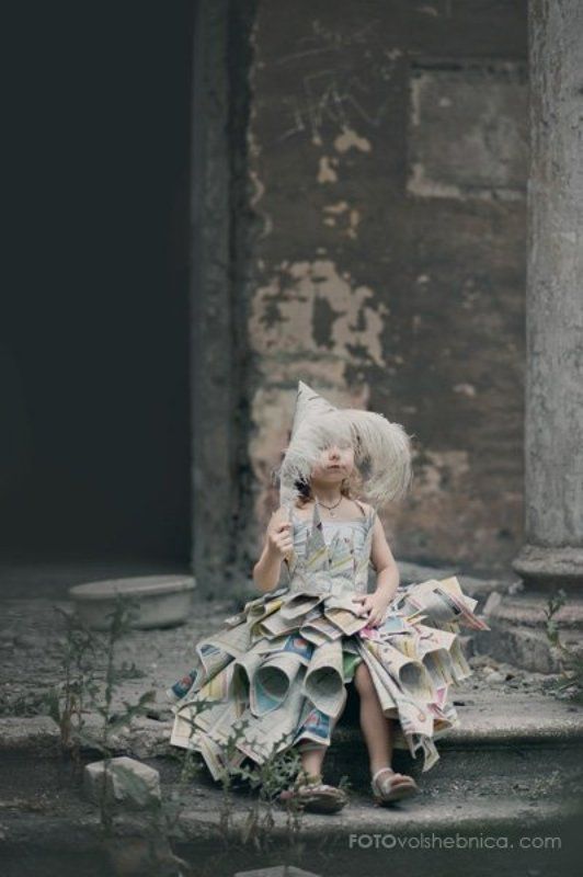Детский портрет, Детство, Заброшенное здание, Мука, Платье из газет, Семечки, Шелуха Семечковая феяphoto preview