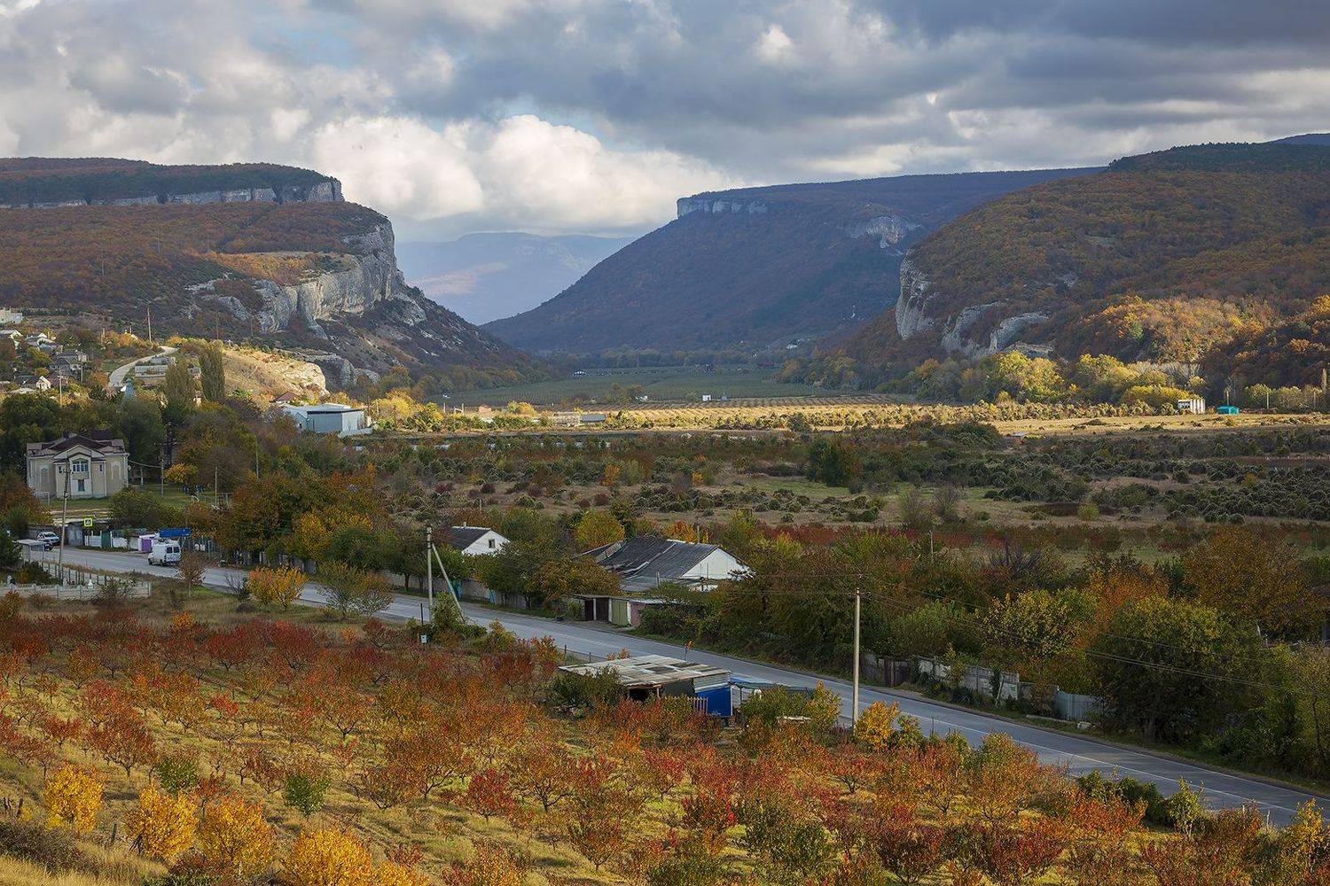 Ворота Крымских гор.. Автор: Сергей Шульга крым, пейзаж, бельбекское ущелье, осень, горы, облака, каньон, свет,, Сергей Шульга