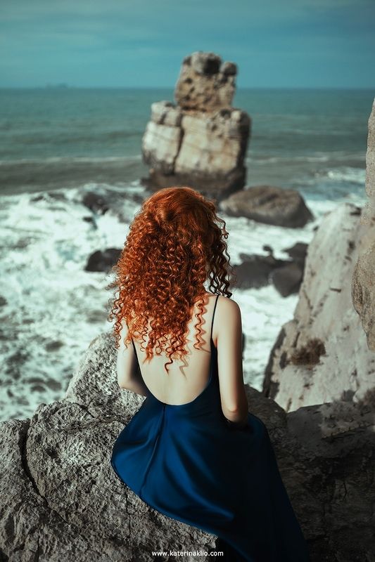 sea, ocean, waves, blue, princess, queen, crown, rocks, mood, ginger, red head, woman, wind, feel, lonely, Assol, red wings The Seaphoto preview