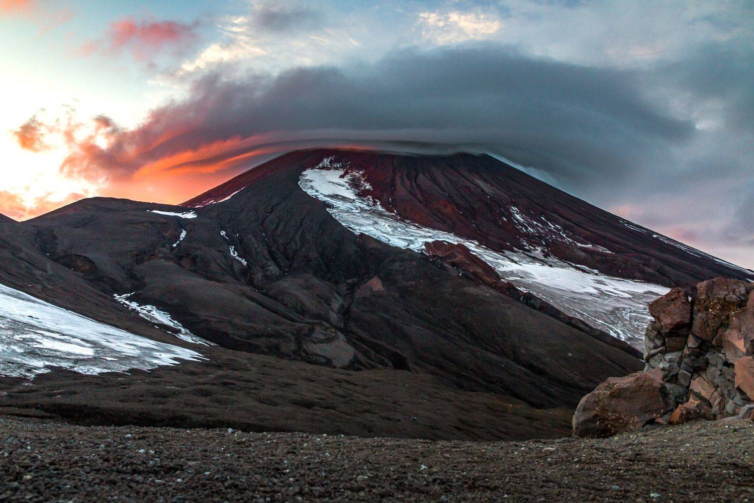 Тревожное утро. Автор: Слащилина Нина камчатка, вулкан, авачинский, ночное восхождение, рассвет, шапка на вулкане, облака, россия, kamchatka, ninaslashchilina, photografer, landscape, sunrise, volcans, Слащилина Нина