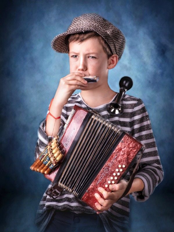 мальчик На уроке музыкиphoto preview