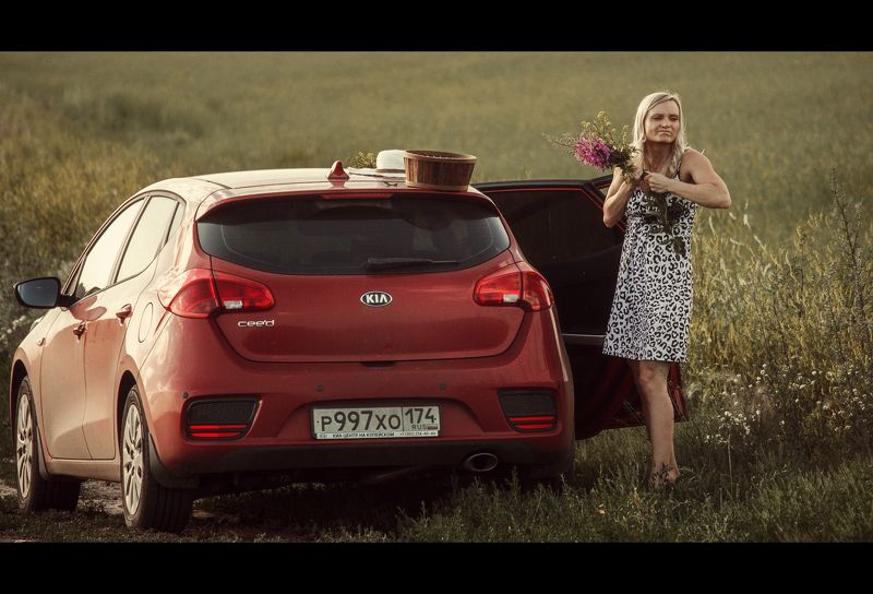 Девушка и цветыphoto preview