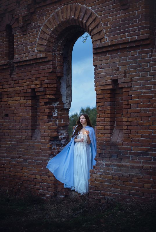 девушка, свеча, развалины, сумерки Усадьба Самариных фото превью