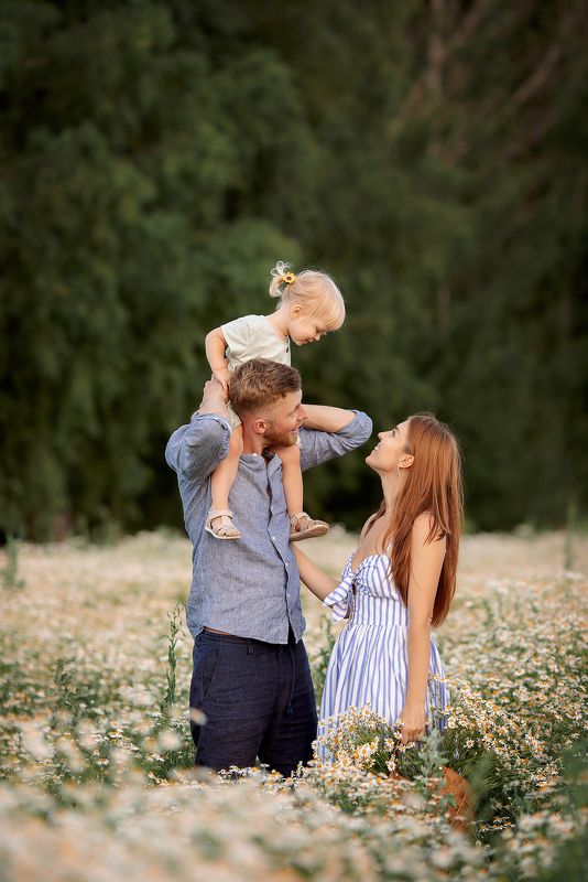 Ромашки, семейная фотосъемка, дети Лето в ромашкахphoto preview