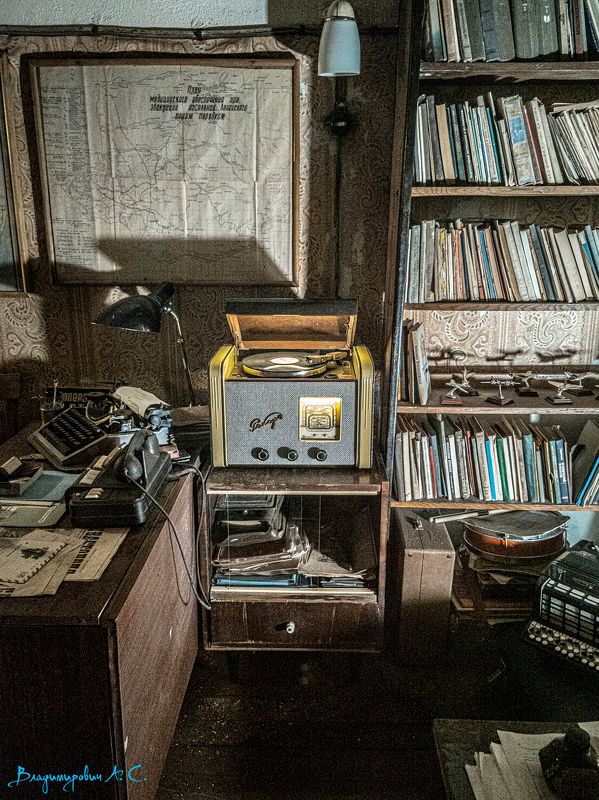 бункер севастополь ретро виниловый проигрыватель аппаратура связь В бункере под Севастополем.photo preview