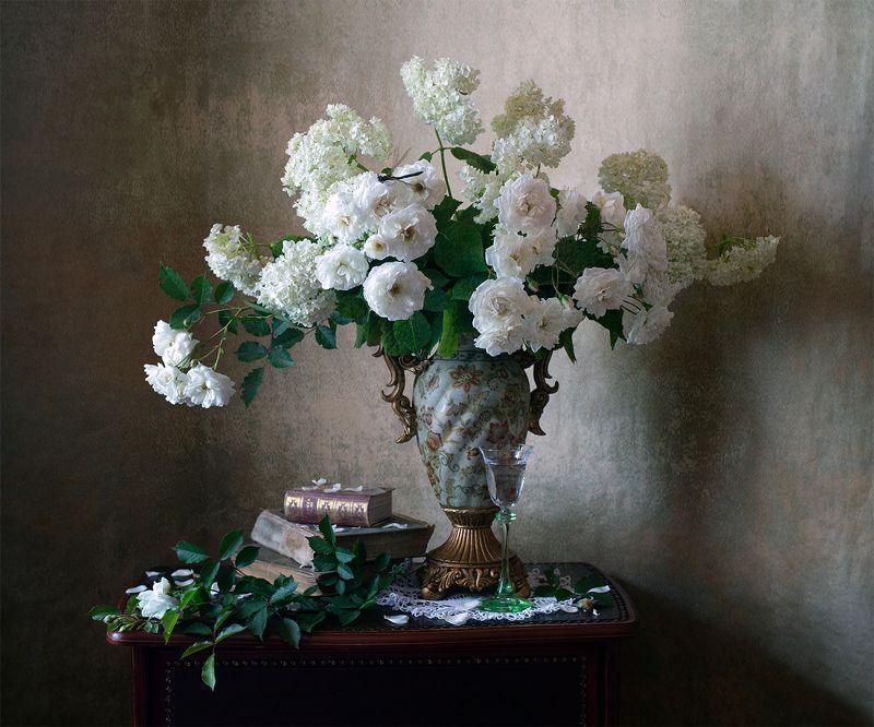 миламиронова, фотонатюрморт, авторскоефото, натюрмортсцветами, букет, цветы, розы, калина, книги, фужер, stilllife Про гордую вазу... фото превью