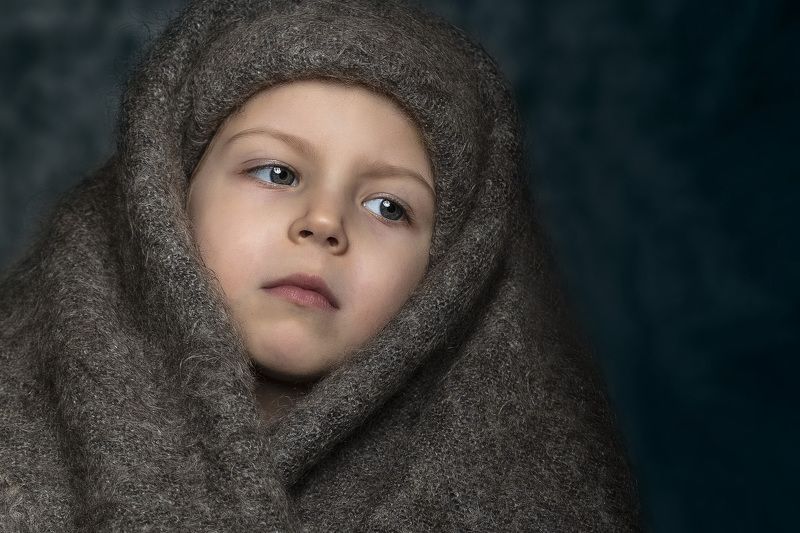 портрет, дети, студия, девочка, платок Девчушкаphoto preview