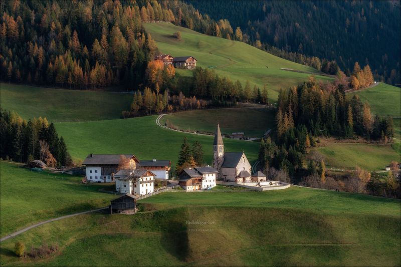 доломитовые альпы,santa maddalena,деревня,val di funes,осень,odle,италия,alps,ranui,san giovanni,церквушка,hills Альпийский лубокphoto preview