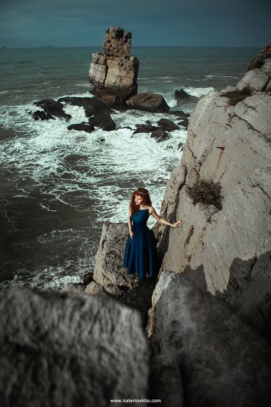 sea, ocean, waves, blue, princess, queen, crown, rocks, mood, ginger, red head, woman, wind, feel, lonely, Assol, red wings The Seaphoto preview