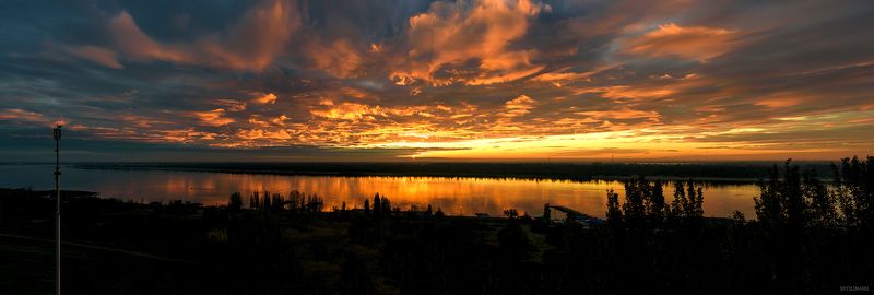 волга, река, вода, восход, закат, красивый, панорама, россия, юг, солнце, облака, утро, вечер, рассвет Панорама восхода солнца над рекой Волга. Волгоград. Россия. 10.11.2022 фото превью