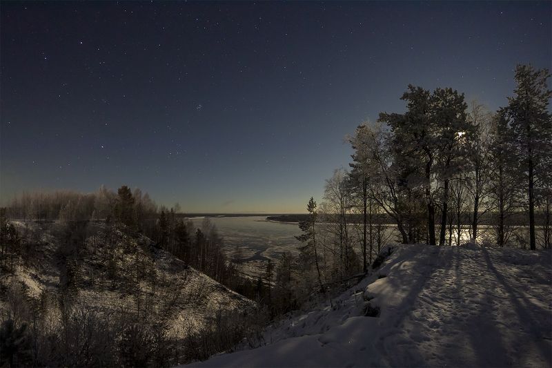 Под луной фото превью