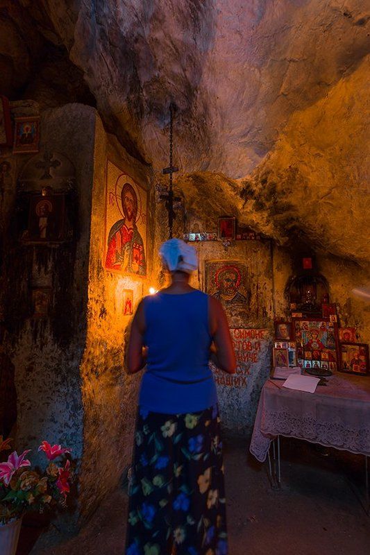 Молитва в пещерном храмеphoto preview