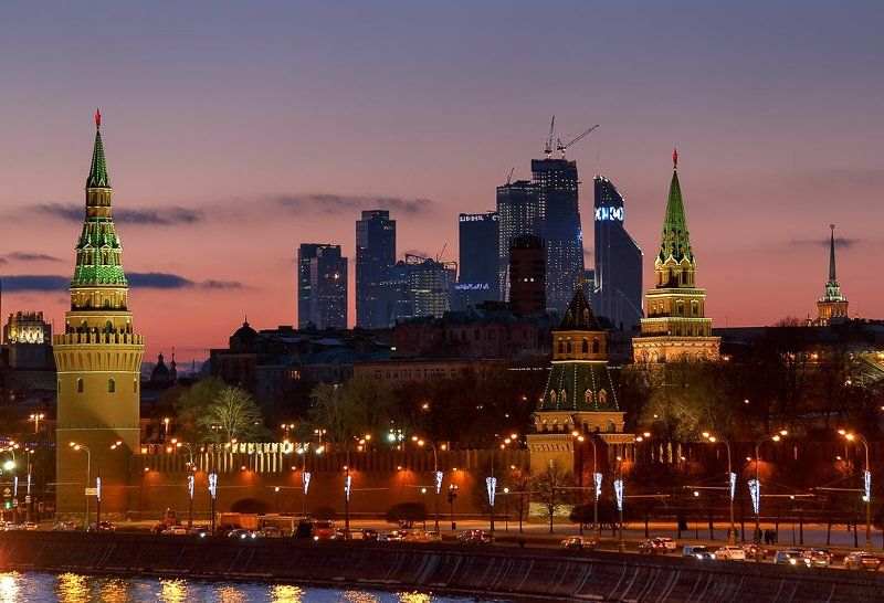 На фоне старого Кремля.photo preview