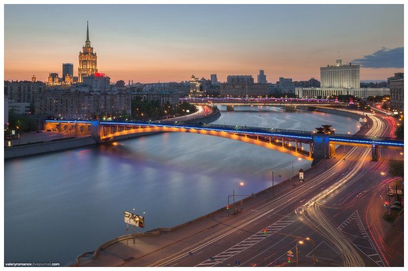 Moscow, Белый дом, Высотка, Голубой, Город, Городской пейзаж, Дом правительства, Закат, Москва, Москва-река, Небо, Оранжевый, Подсветка, Рассвет, Река, Серый, Сталинская высотка, Треки, Украина Вид на московскую набережнуюphoto preview