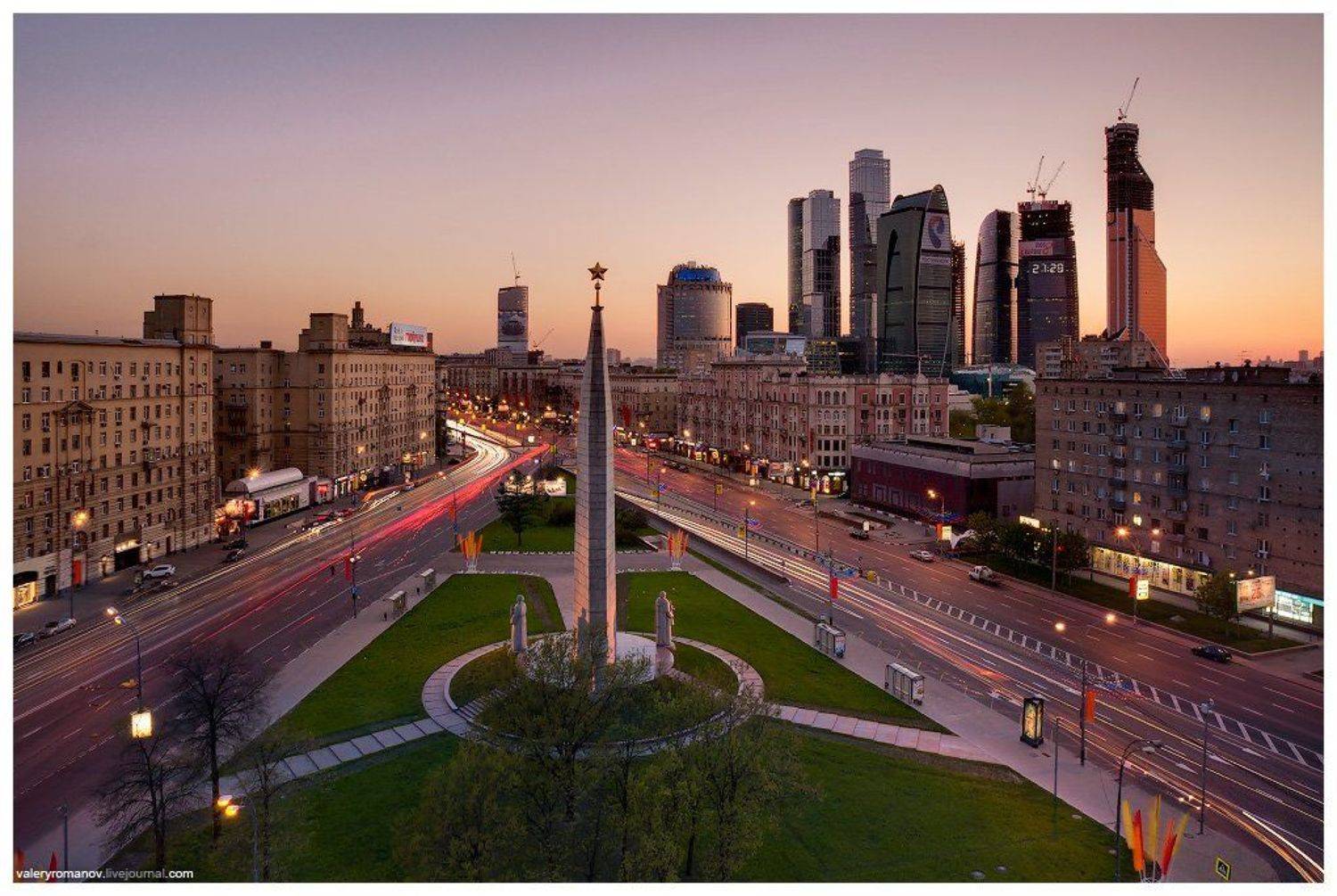 Площадь Дорогомиловская Застава. Автор: Валерий Романов вечер, город, городской пейзаж, градиент, дом музыки, дома, дорога, закат, застава, звезда, зеленый, монумент, москва, москва-сити, небо, небоскреб, перекресток, площадь, подсветка, стелла, треки, флаги, шоссе, Валерий Романов