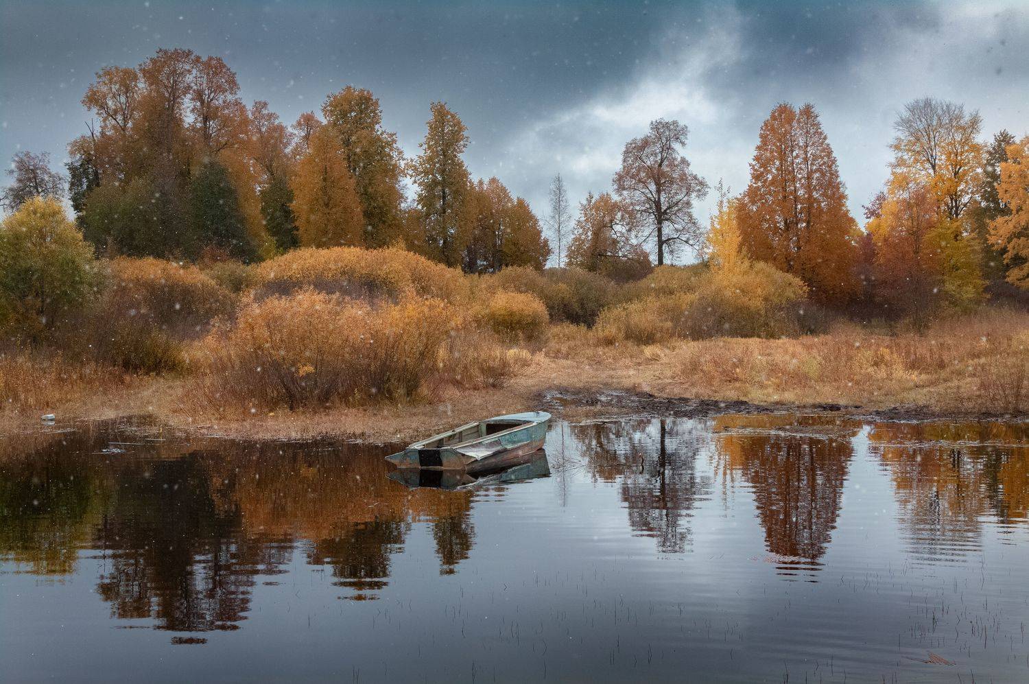 autumn, nature, cloud, snow, foliage, reflection, осень, снег, пасмурно, отражение, лодка, Светлана Холодняк