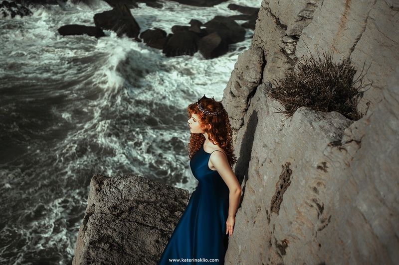 sea, ocean, waves, blue, princess, queen, crown, rocks, mood, ginger, red head, woman, wind, feel, lonely, Assol, red wings The Seaphoto preview