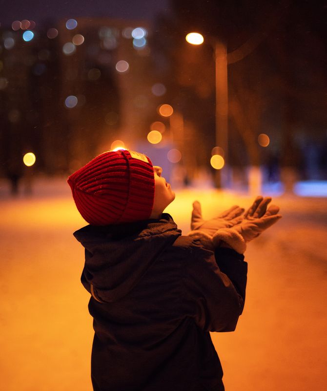 зима, снег, вечер, сумерки, атмосфера, мальчик, волшебство, романтика, магия Зимнее настроение фото превью