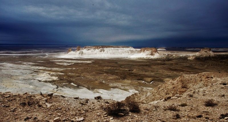 казахстан, полуостров мангистау, меловые останцы, босжыра, белые скалы, пейзаж, путешествие, брутальный пейзаж Контрасты полуострова Мангистуа, Казахстан, октябрь 2022 фото превью
