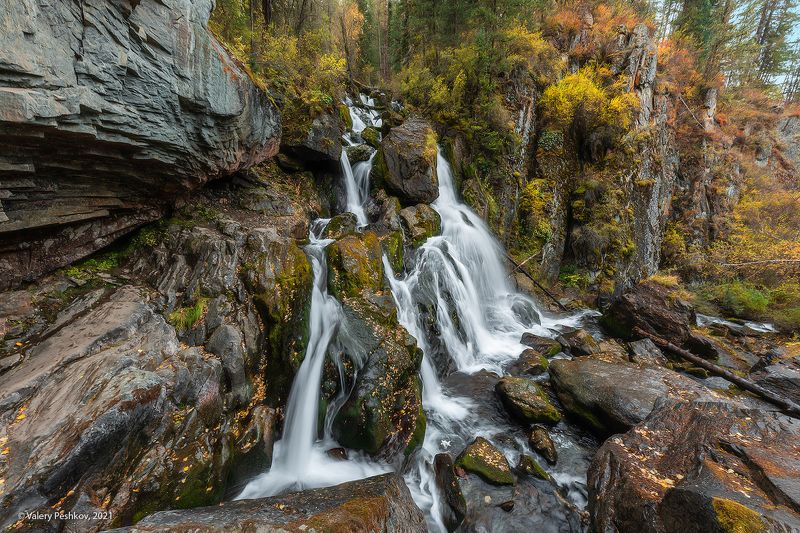 водопад, алтай, республика алтай, тайга, лиственницы, осень, горы Таёжный водопадphoto preview