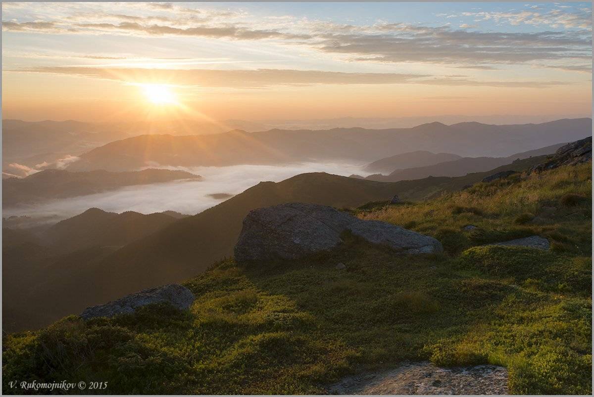 Карпатское солнце. Автор: Рукомойников Валентин Горы, Камни, Карпаты, Рассвет, Туман, Рукомойников Валентин