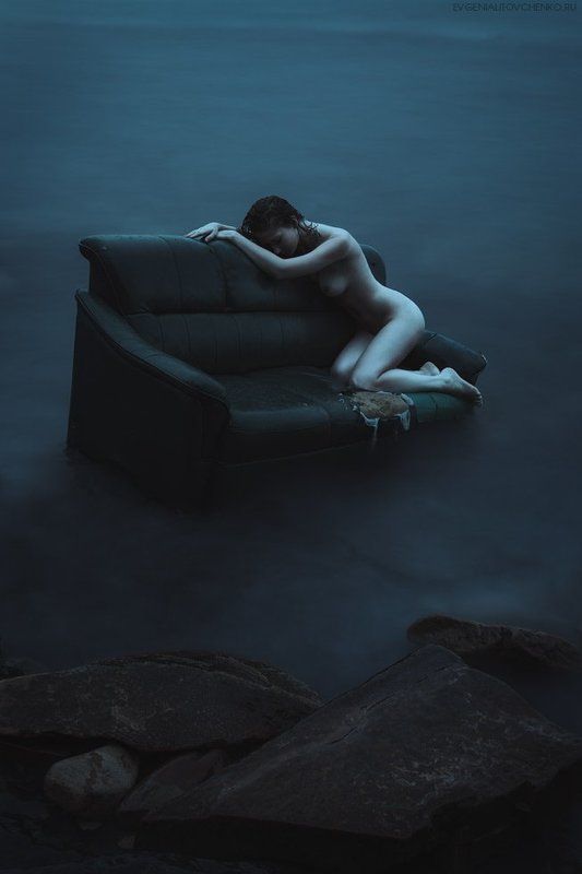 Арт-ню, Вечер, Вода, Девушка, Диван, Длинная выдержка, Море, Ню, Скалы, Сумерки, Тело photo preview