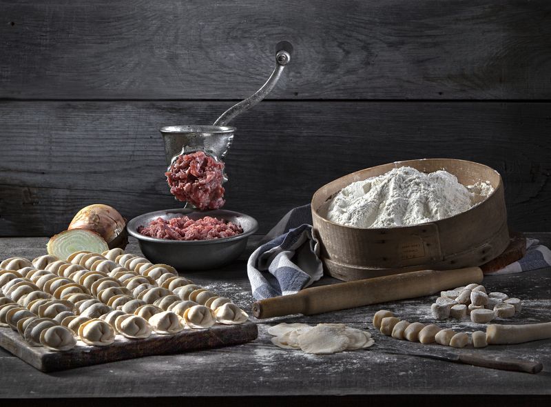 мука, сито, мясорубка, пельмени, скалка, сочни, тесто. Пельмениphoto preview