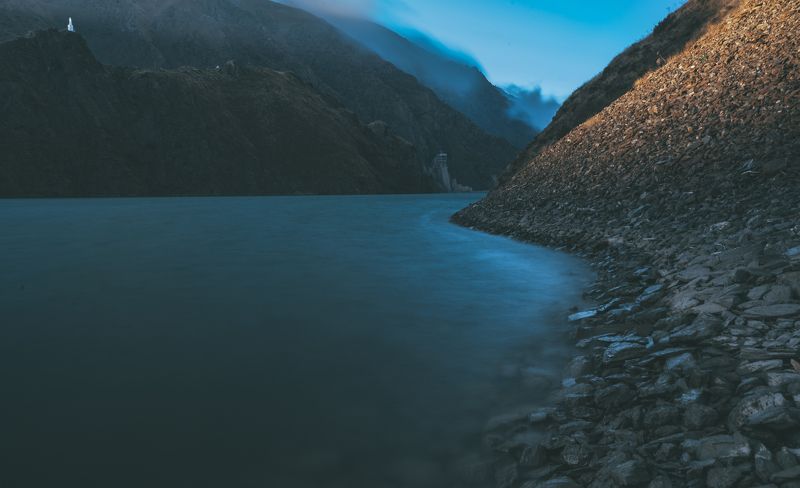 озеро, горы, камни, берег, маяк, холмы, облака, небо, дымка, выдержка, закат, пейзаж, природа Осенний закат на берегу озера.photo preview