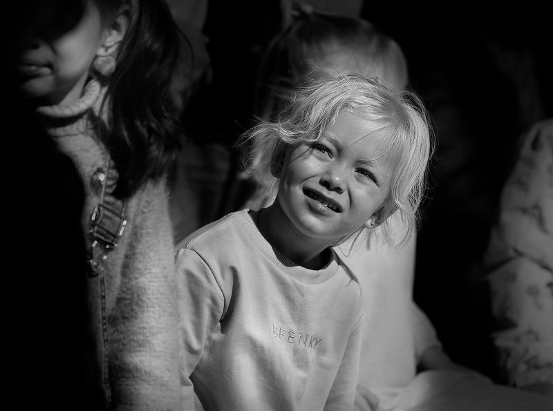 чб фото, дети, день города, уличный детский портрет День Города. Зрители фото превью