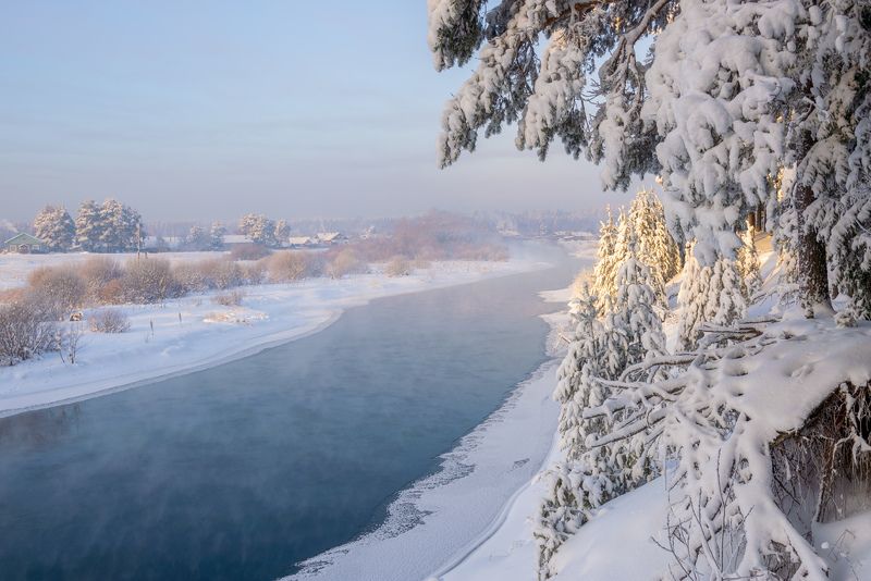 зима река мороз Заснеженные берега незамерзающей реки фото превью