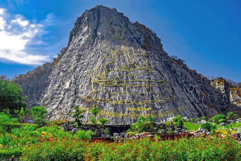 Гора Золотого Будды, Кхао Чи Чан, Паттайя, Таиланд, буддизм, религия, азия, сусальное золото, экскурсия, скала, изображение, парк, цветы, зелень, путешествие, поездка, Гора Золотого Будды (Кхао Чи Чан) в Паттайе, Таиланд фото превью