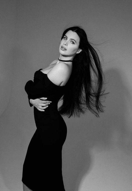 девушка,чб,художественный,тело, изгибы,цвет, свет Александраphoto preview