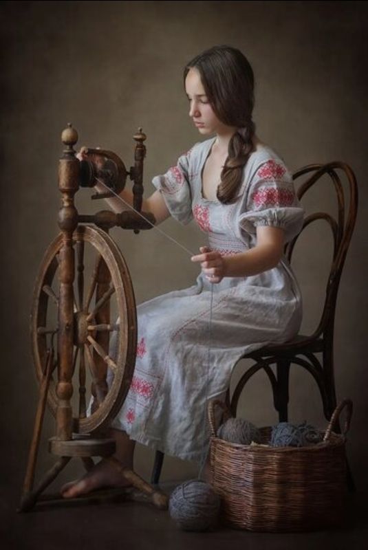 Девушка Пряхаphoto preview