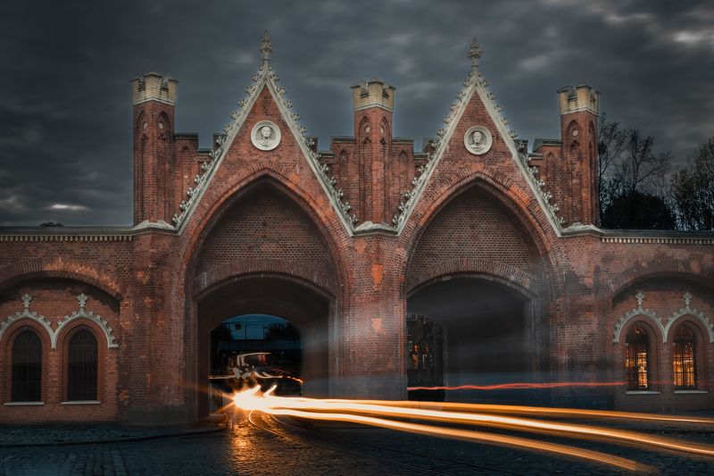 бранденбургские ворота, калининград, вечер, фары Бранденбургские воротаphoto preview