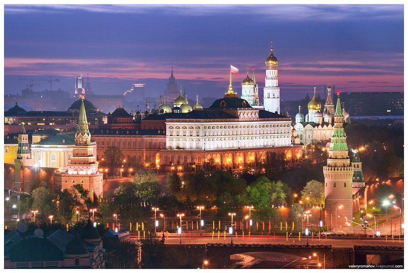 Moscow, Вечер, Дворец, Дворец съездов, Закат, Звезда, Звезды, Иван великий, Кирпичный, Колокольня, Красный, Кремлевский дворец, Кремль, Купол, Купола, Москва, Мост, Ночь, Огни, Оранжевый, Первомай, Рассвет, Режимное время, Синий, Сиреневый, Утро, Флаги Вид на Кремлевский дворецphoto preview