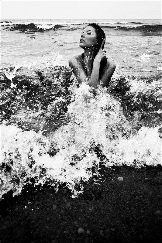 девушка, море, лето, волны, вода, берег, чб ***photo preview