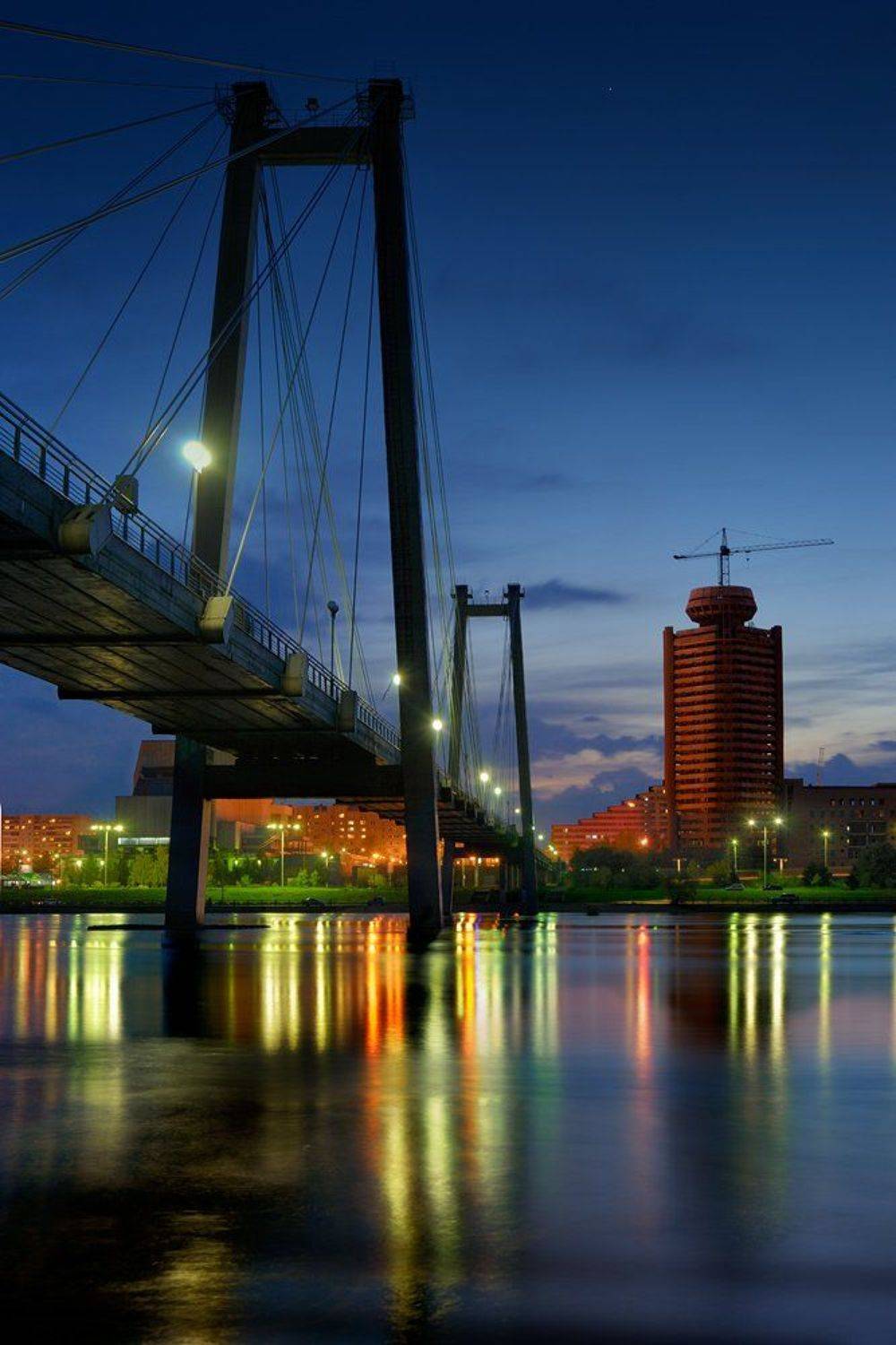 23:00. Автор: Дмитрий Антипов архитектура, вечер, вода, город, енисей, красивый, красноярск, мост, ночь, огни, отражение, пейзаж, река, яркие, Дмитрий Антипов
