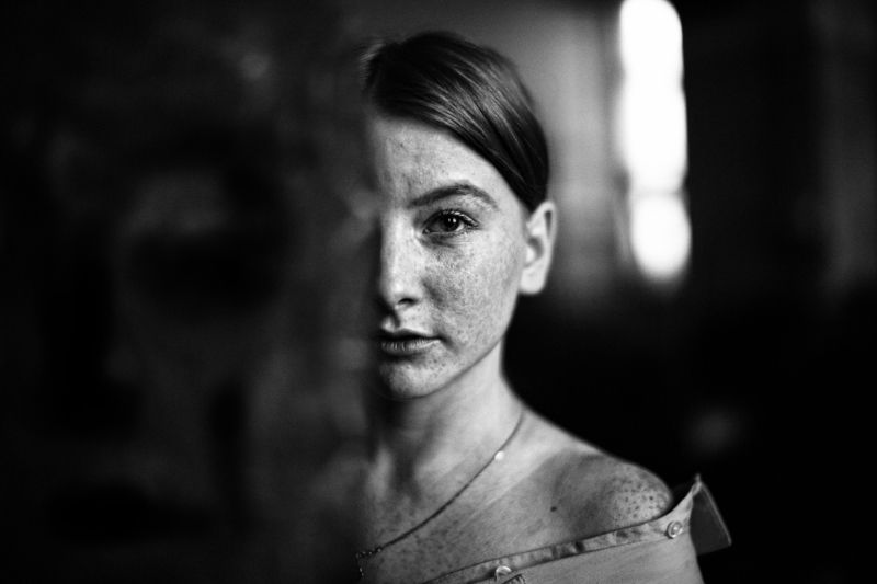 рыжая девушка веснушки красота маска медь свет окно ...photo preview