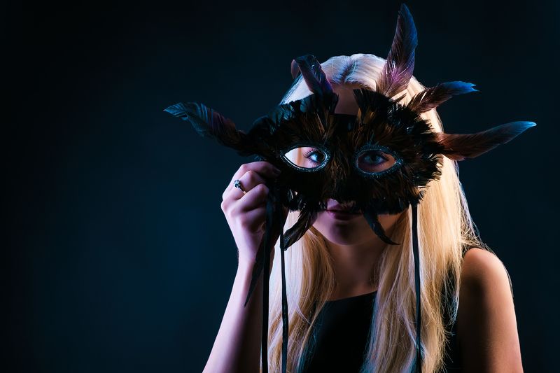 студия, низкий ключ, девушка, маска, блондинка, портрет Девушка с маскойphoto preview