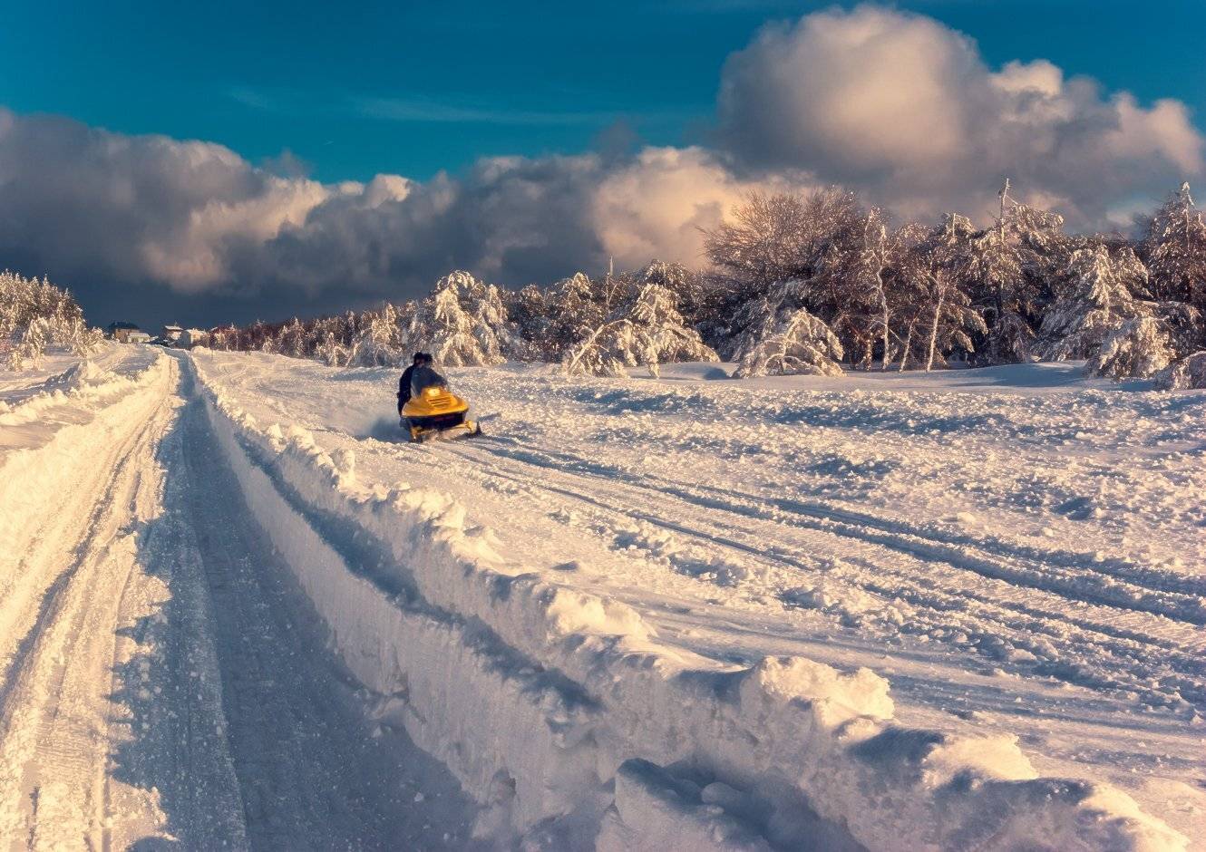 И уносит меня в звенящую снежную даль.... Автор: Игорь Мелекесцев , Игорь Мелекесцев