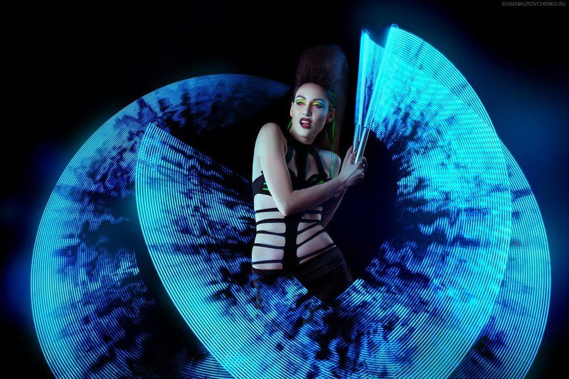 девушка, агрессия, ирокез, пиксельные пои, фризлайт, свет, длинная выдержка, цвет, черный, панк, кибергот, макияж, голубой, зеленый, салатовый photo preview