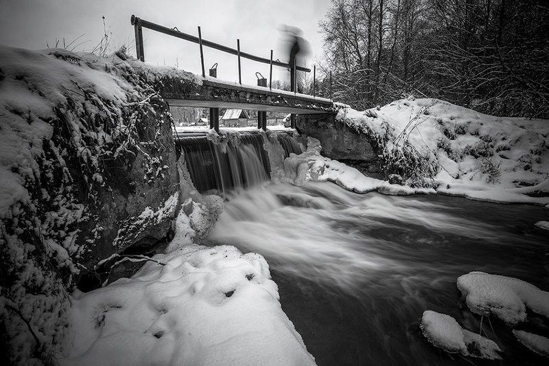 водопад, дамба, мост, прохожий, река Прохожий в шляпеphoto preview