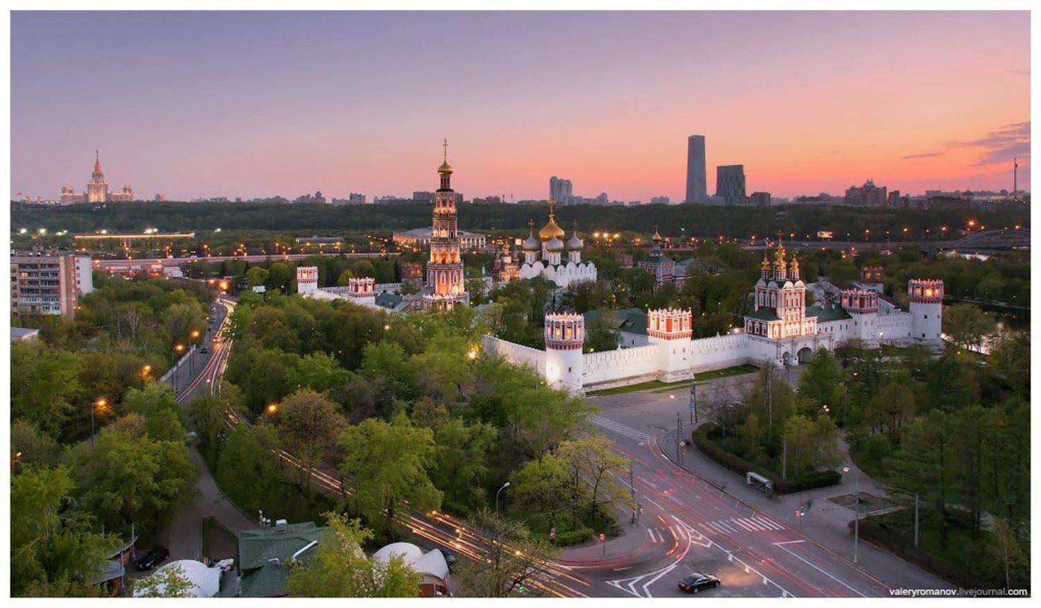.Вид на Новодевичий монастырь. Автор: Валерий Романов moscow, белый дом, вечер, горизонт, город, городской пейзаж, деревья, закат, зеленый, купола, монастырь, москва, новодевичий, огни, рассвет, режимное время, розовый, серый, треки, утро, фиолетовый, Валерий Романов