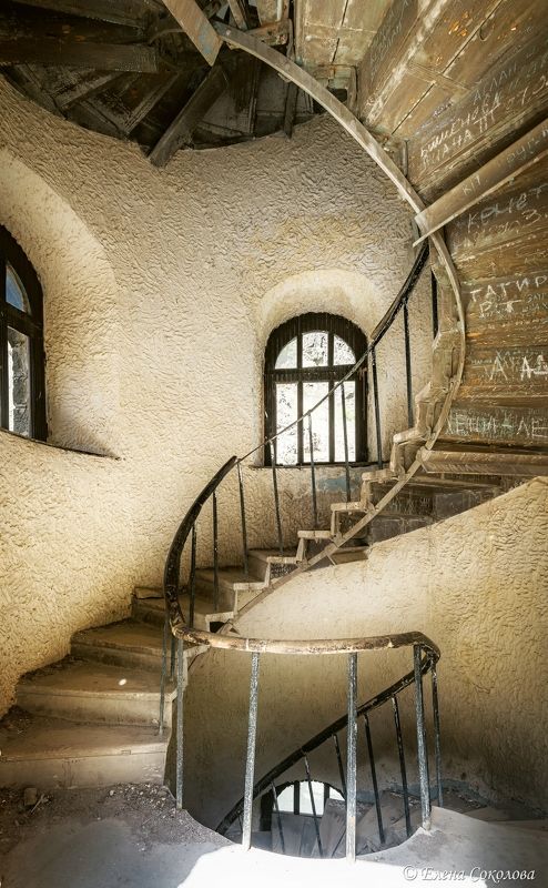 замок, архитектура, винтовая лестница Старый замокphoto preview